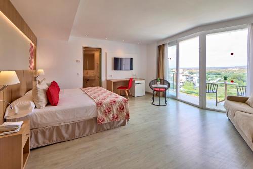 Universal Hotel Perla - image 12