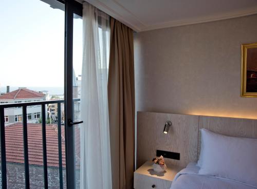 Deluxe Double Room with Side Sea View image 10