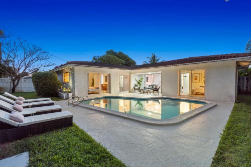 Charming Coral Ridge 2BR 2BA Near Beach plus Pool in Fort Lauderdale, USA
