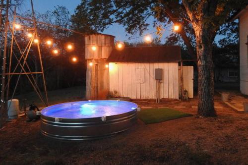 Josies Farmhaus Stock Pool Hot Tub Wildlife in Fredericksburg, Vereinigte Staaten von Amerika