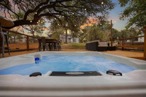Josies Farmhaus Stock Pool Hot Tub Wildlife in Fredericksburg, USA