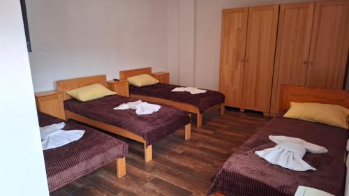 4 twin beds