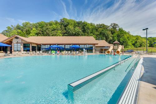 Lovely Townhome with Loft 4 Mi to Lake Galena! - image 2