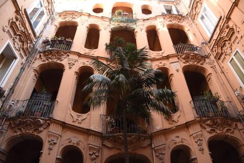 Costigliola Baroque Palace Flat next MANN Museum, Neapol