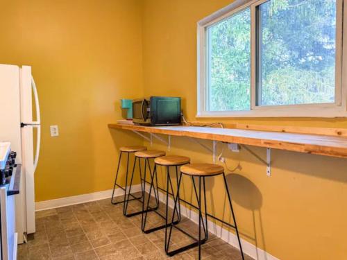 4 Apartments 7 Bedrooms with 23 Beds and Parking WIFI