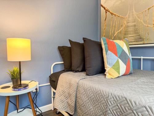 4 Apartments 7 Bedrooms with 23 Beds and Parking WIFI