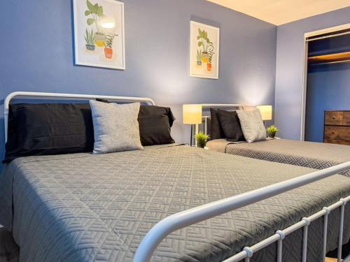 8 Large Apartments with 12 Bedrooms and Parking and WIFI in Pittsburgh, USA