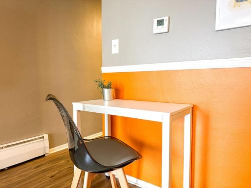 8 Large Apartments with 12 Bedrooms and Parking and WIFI in Pittsburgh, USA
