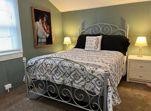 Charming 3 Bedroom Home 6 Beds Sleeps up to 12 in Oswego