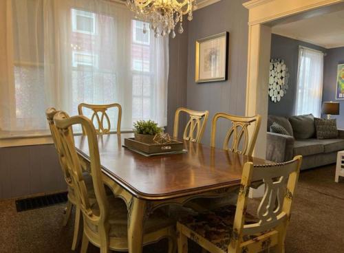 Charming 3 Bedroom Home 6 Beds Sleeps up to 12 in Oswego