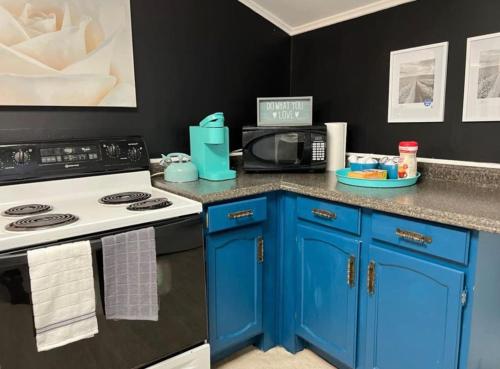 Charming 3 Bedroom Home 6 Beds Sleeps up to 12 in Oswego