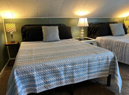 Charming 3 Bedroom Home 6 Beds Sleeps up to 12 in Oswego