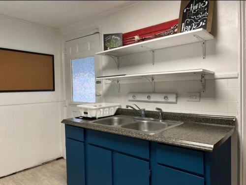 Charming 3 Bedroom Home 6 Beds Sleeps up to 12 in Oswego