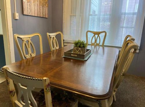 Charming 3 Bedroom Home 6 Beds Sleeps up to 12 in Oswego