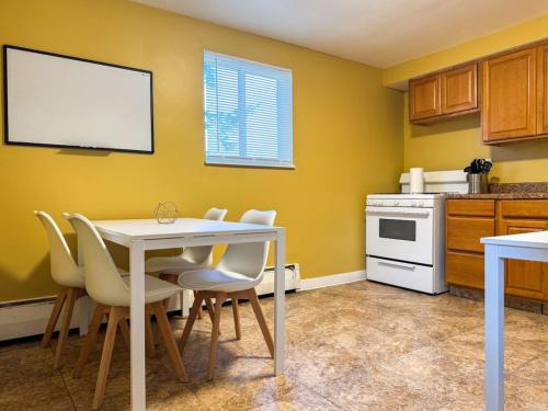 4 Large Apartments with 8 Bedrooms and Parking plus WIFI in Pittsburgh, USA