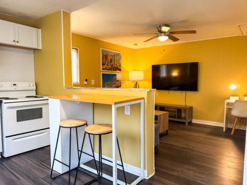 2 Stylish Apartments with 8 Beds and Parking plus WIFI image