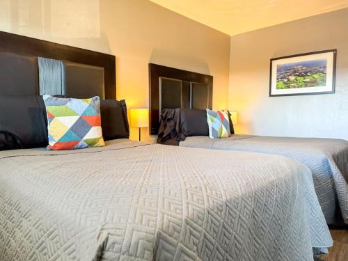 2 Stylish Apartments with 8 Beds and Parking plus WIFI in Pittsburgh, USA