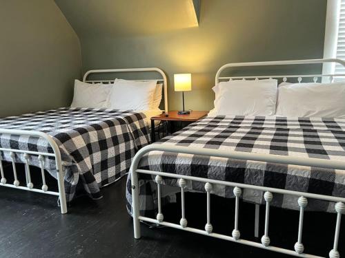 House with 10 Beds Sleeps 16 free Driveway Parking in Cincinnati, USA