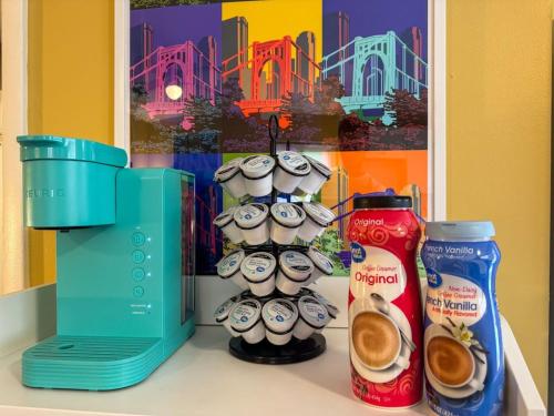 2 Stylish Apartments with 8 Beds and Parking plus WIFI in Pittsburgh, USA