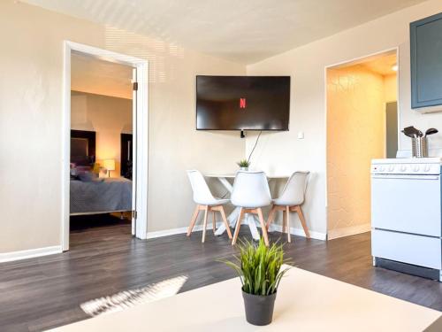2 Stylish Apartments with 8 Beds and Parking plus WIFI in Pittsburgh, USA
