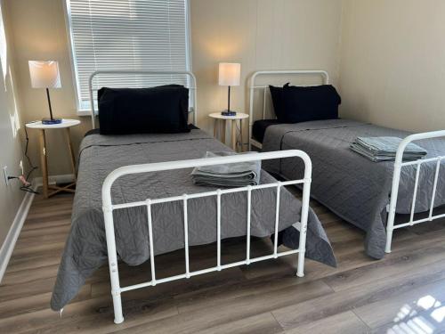 Sleeps 6 2BR Condo with 4 Beds in New Castle plus WIFI in New Castle, USA