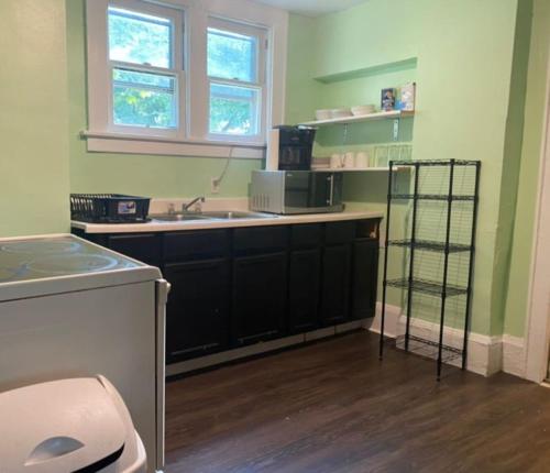 House with 11 Beds Sleeps 14 with Off Street Parking in Akron, USA