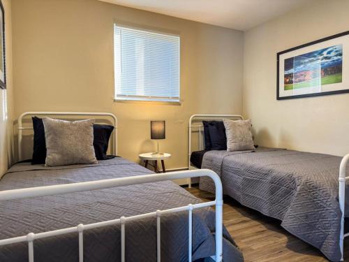 Sleeps 8 2 Full Apartments 5 Beds Parking plus WIFI thumb 3