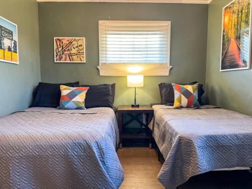 Spacious 3 Bedroom Sleeps 12 with 7 Beds plus Parking in Dayton, USA
