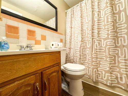 Sleeps 8 2 Full Apartments 5 Beds Parking plus WIFI detail
