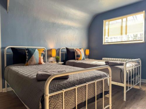 Great Location 8 Beds Sleeps 10 with Parking thumb 2