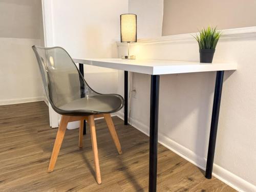 Great Location 8 Beds Sleeps 10 with Parking thumb 3