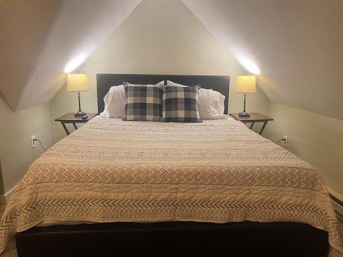 Sleeps 8 Cozy 2br Apartment in Triplex plus WIFI in New Castle, USA