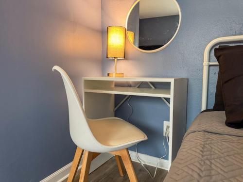 Great Location 8 Beds Sleeps 10 with Parking detail