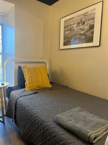 Funky 3rd Floor Condo 5 Beds with Sofa Bed plus WIFI in Pittsburgh, USA