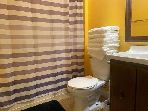Sleeps 8 Cozy 2br Apartment in Triplex plus WIFI in New Castle, USA
