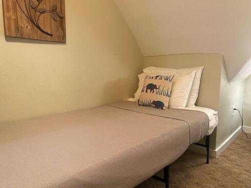 Sleeps 8 Cozy 2br Apartment in Triplex plus WIFI in New Castle, USA