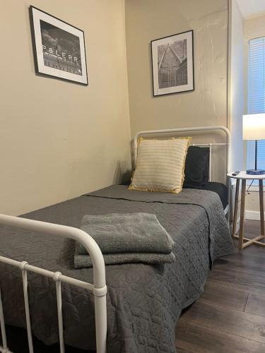 Funky 3rd Floor Condo 5 Beds with Sofa Bed plus WIFI in Pittsburgh, USA