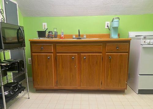 Sleeps 8 Cozy 2br Apartment in Triplex plus WIFI in New Castle, USA