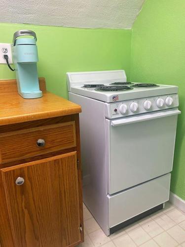 Sleeps 8 Cozy 2br Apartment in Triplex plus WIFI in New Castle, USA