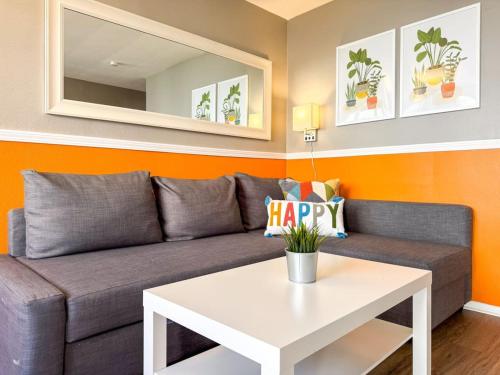 Cozy 2 Bedroom with 5 Beds plus Sofa Bed and WIFI image