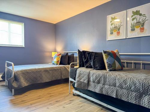 Cozy 2 Bedroom with 5 Beds plus Sofa Bed and WIFI in Pittsburgh, USA
