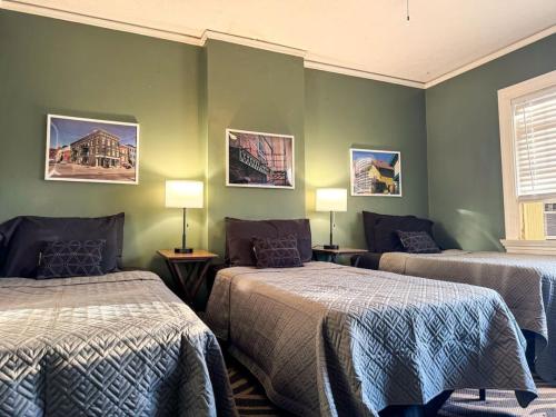 Sleeps up to 20 in Dayton with 6 Bedrooms plus 2 Full Kitchens in Dayton, USA
