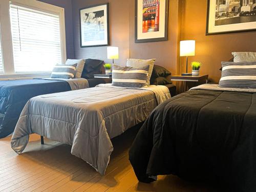 Sleeps up to 20 in Dayton with 6 Bedrooms plus 2 Full Kitchens in Dayton, USA