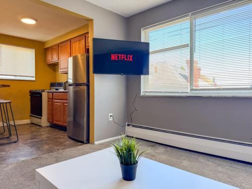 Sleeps 4 1 Bedroom 2 Beds with Parking plus WIFI in Pittsburgh, USA