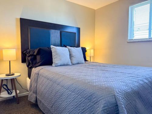 Sleeps 8 2 Full Apartments with 3 Beds and Parking image