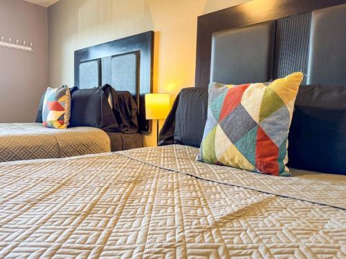 Downtown Area 2 Beds plus Sofa bed Sleep 6 Stylish thumb 2
