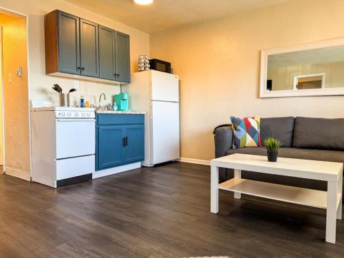 Downtown Area 2 Beds plus Sofa bed Sleep 6 Stylish thumb 4