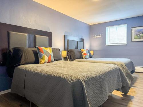 2 Full Apartments 4 Bedrooms 12 Beds plus Parking image