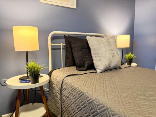 2 Full Apartments 4 Bedrooms with 11 beds plus Parking in Pittsburgh, USA