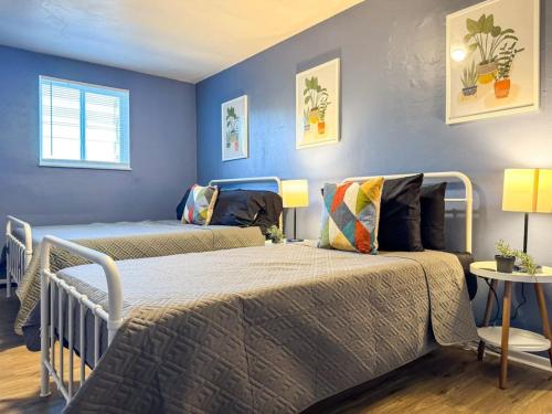 Sleeps 9 2 Bedrooms 6 Beds plus Parking and WIFI thumb 2